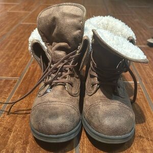 Suede combat boots with fur lining